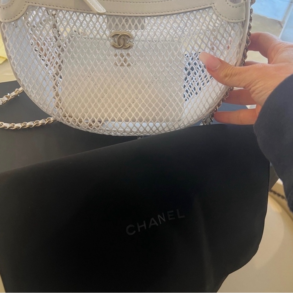 Chanel 2025 White Mesh with chain Shoulder Bag - Picture 4 of 9